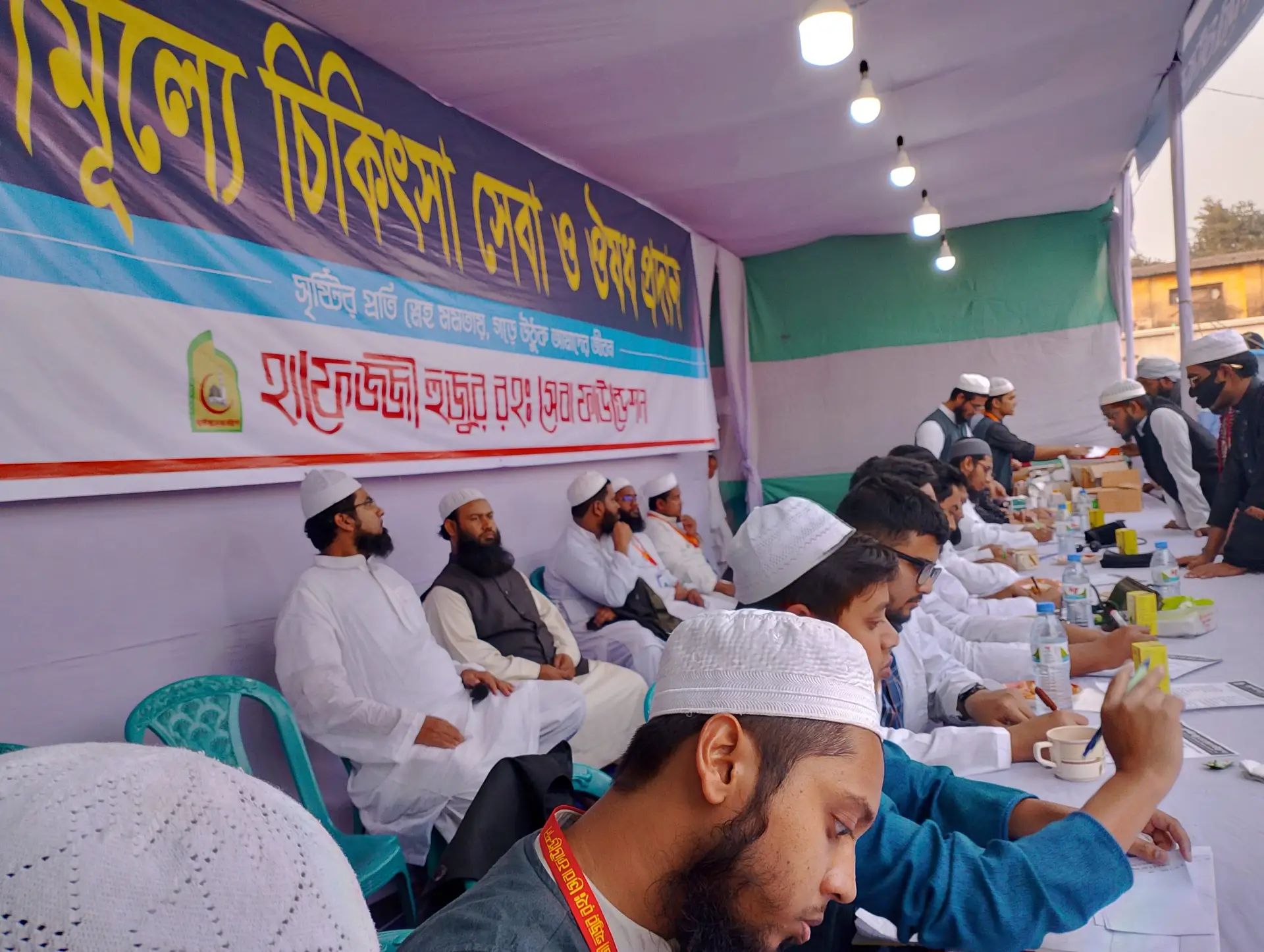 ইফতারের খাবার সাজানো হচ্ছে